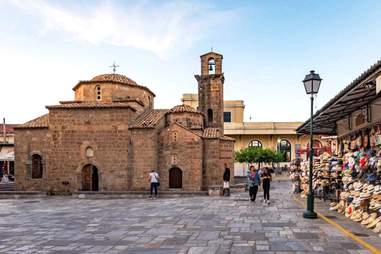 Stroll into Kalamata's local life. From it's medieval historical center and old town, to relaxing at it's beautiful seafront.