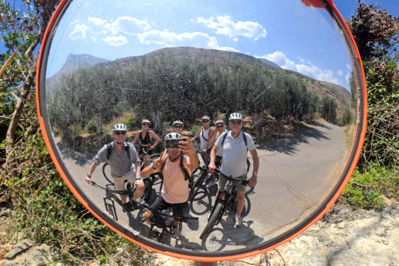 After 8 of e-bike holidays Greece it's time for a group photo, and have a lighthearted farewell dinner! See you again! 