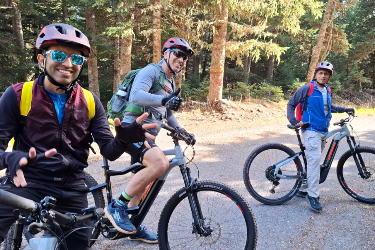 e-bikes make cycling into Menalon forest a piece of cake. Focus only on enjoying the moments under the dense fir tree canopy.